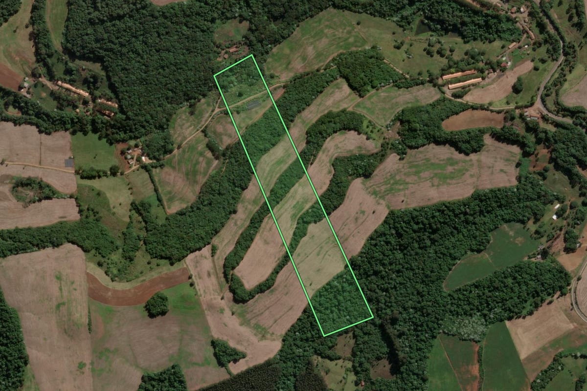 Imagem de satélite do imóvel rural em Ipira (SC), com o contorno declarado no CAR desenhado por cima.