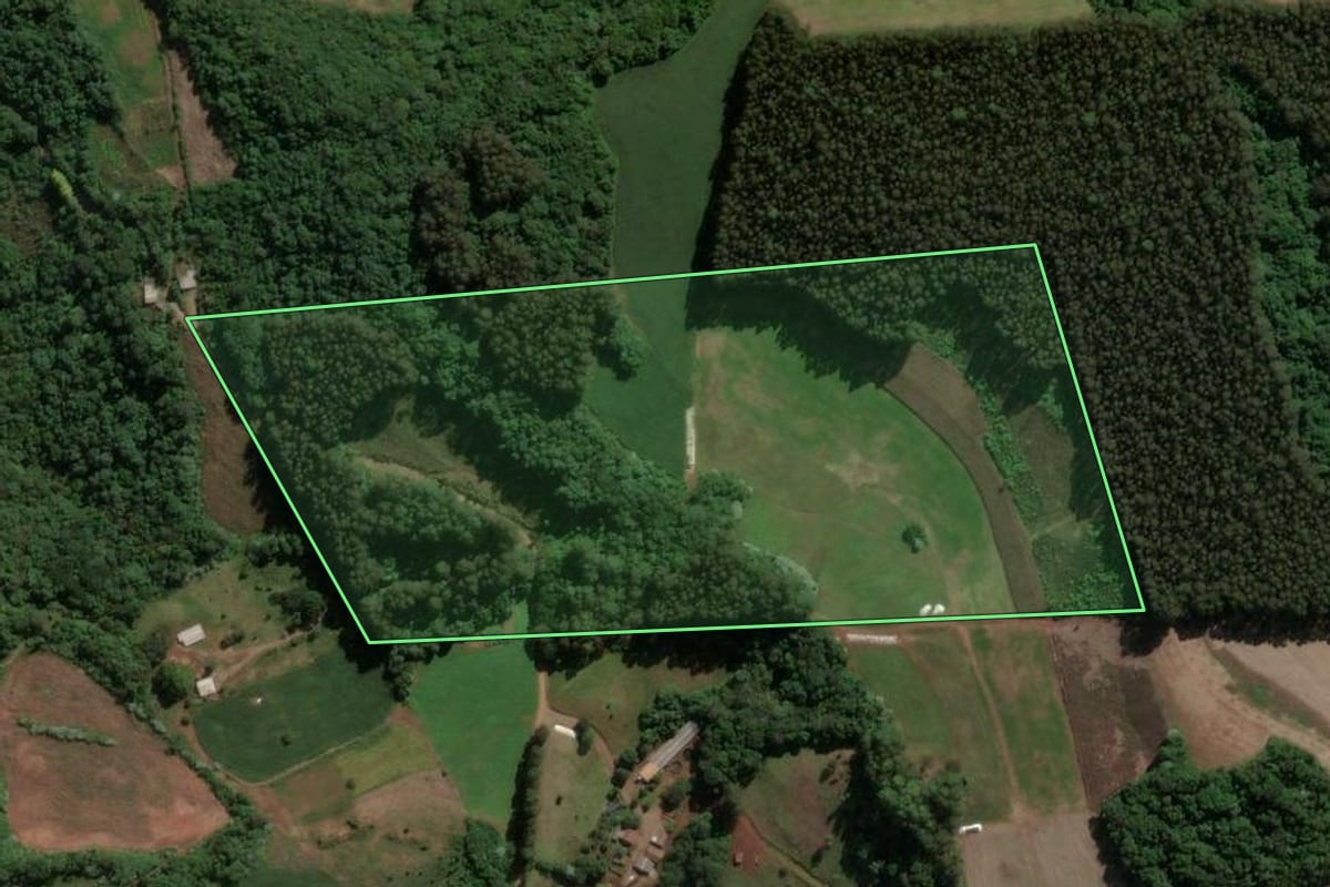 Imagem de satélite do imóvel rural em Ipira (SC), com o contorno declarado no CAR desenhado por cima.