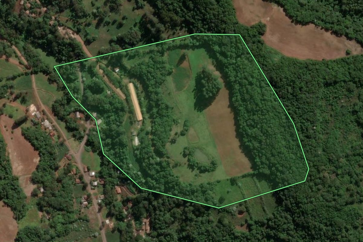 Imagem de satélite do imóvel rural em Ipira (SC), com o contorno declarado no CAR desenhado por cima.