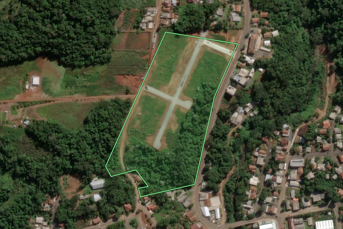 Imagem de satélite do imóvel rural em Ipira (SC), com o contorno declarado no CAR desenhado por cima.
