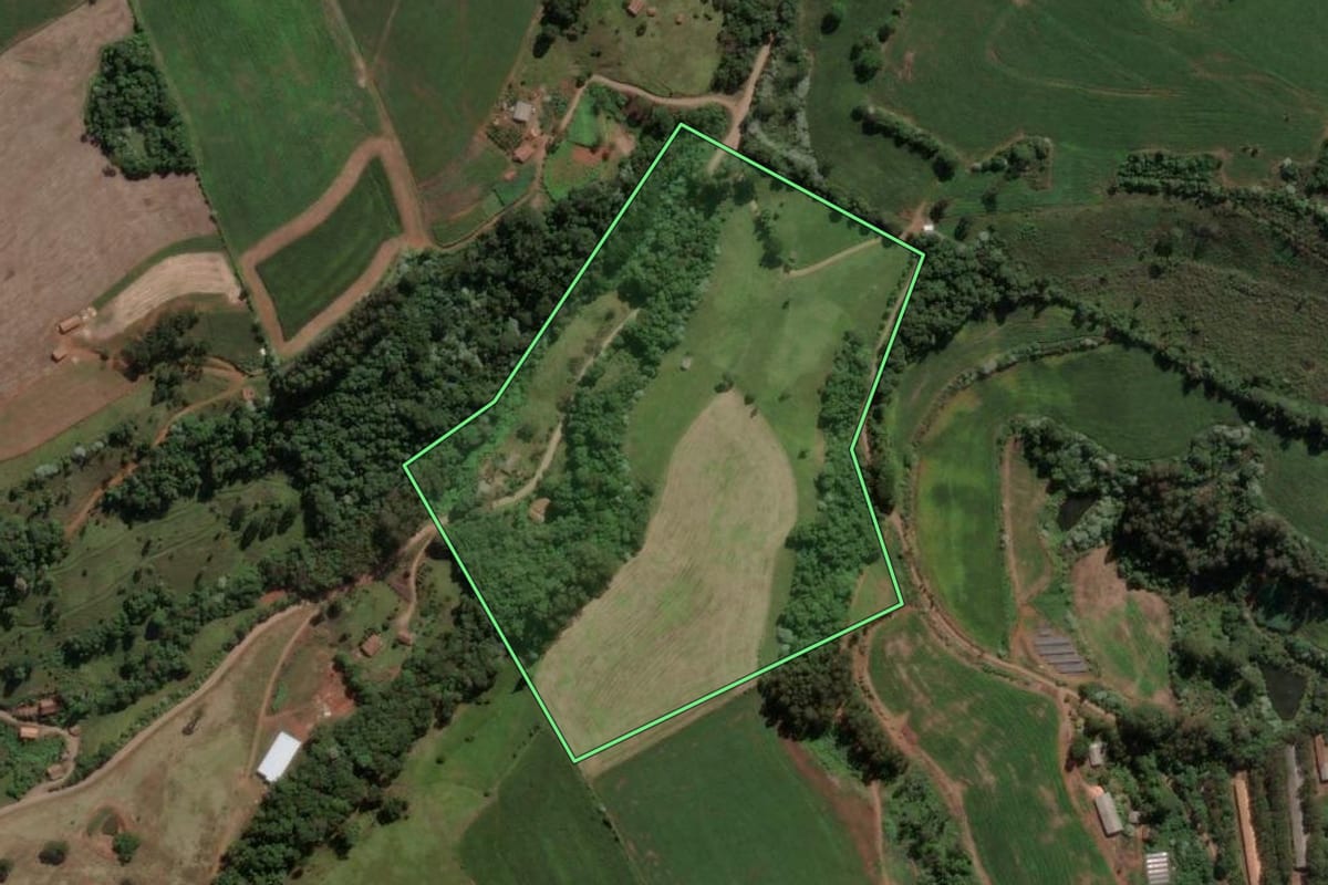Imagem de satélite do imóvel rural em Ipira (SC), com o contorno declarado no CAR desenhado por cima.