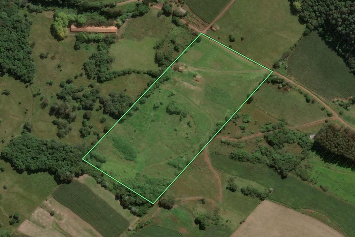 Imagem de satélite do imóvel rural em Ipira (SC), com o contorno declarado no CAR desenhado por cima.