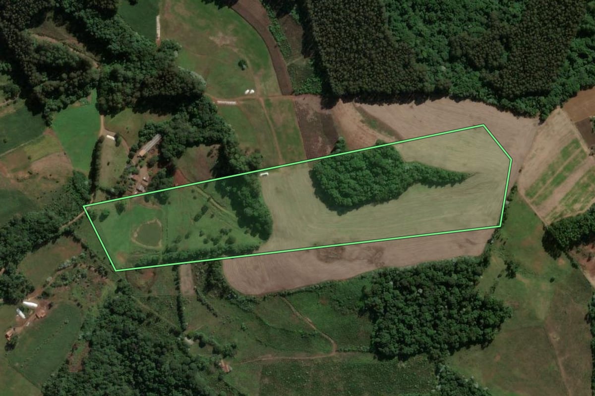 Imagem de satélite do imóvel rural em Ipira (SC), com o contorno declarado no CAR desenhado por cima.