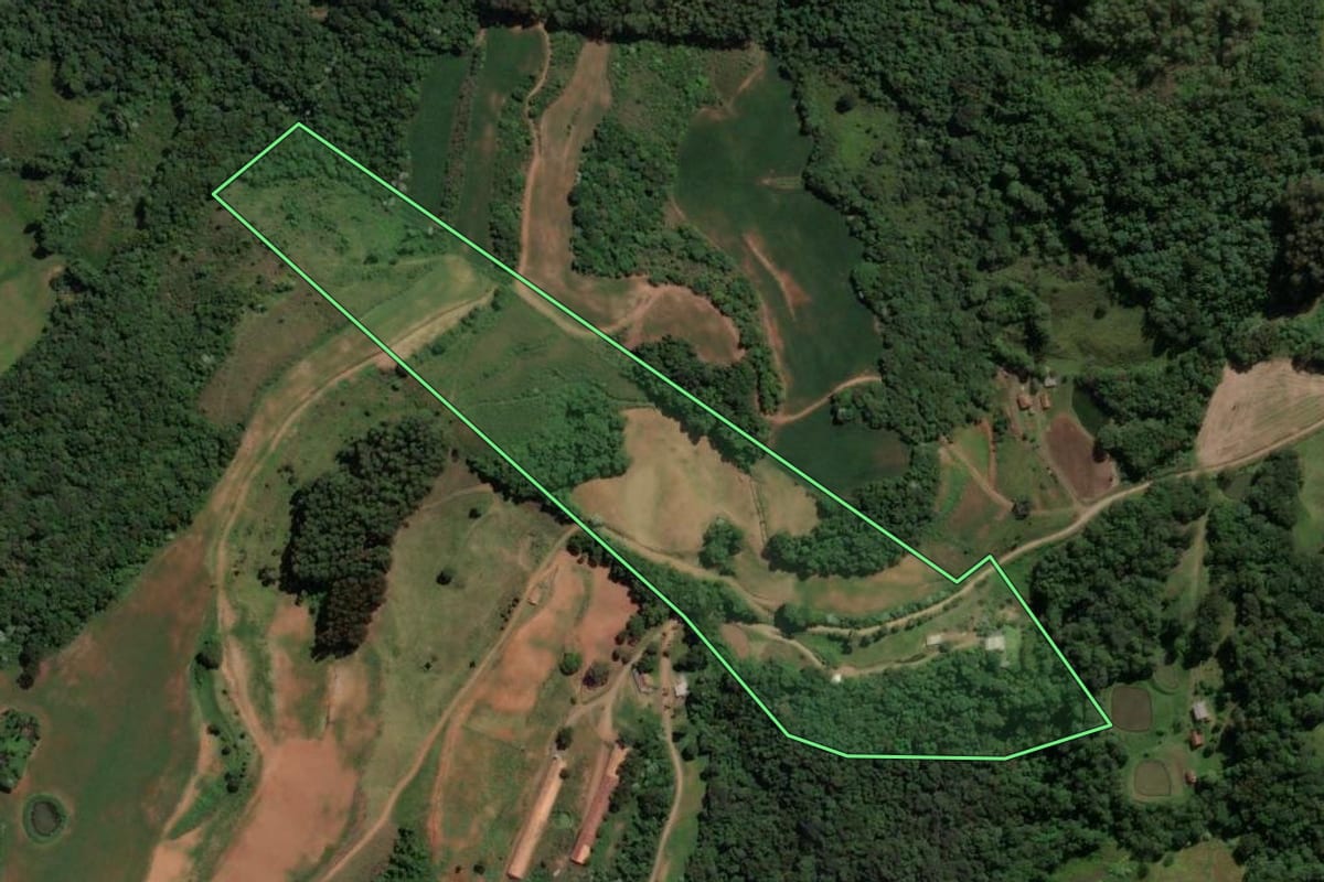 Imagem de satélite do imóvel rural em Ipira (SC), com o contorno declarado no CAR desenhado por cima.