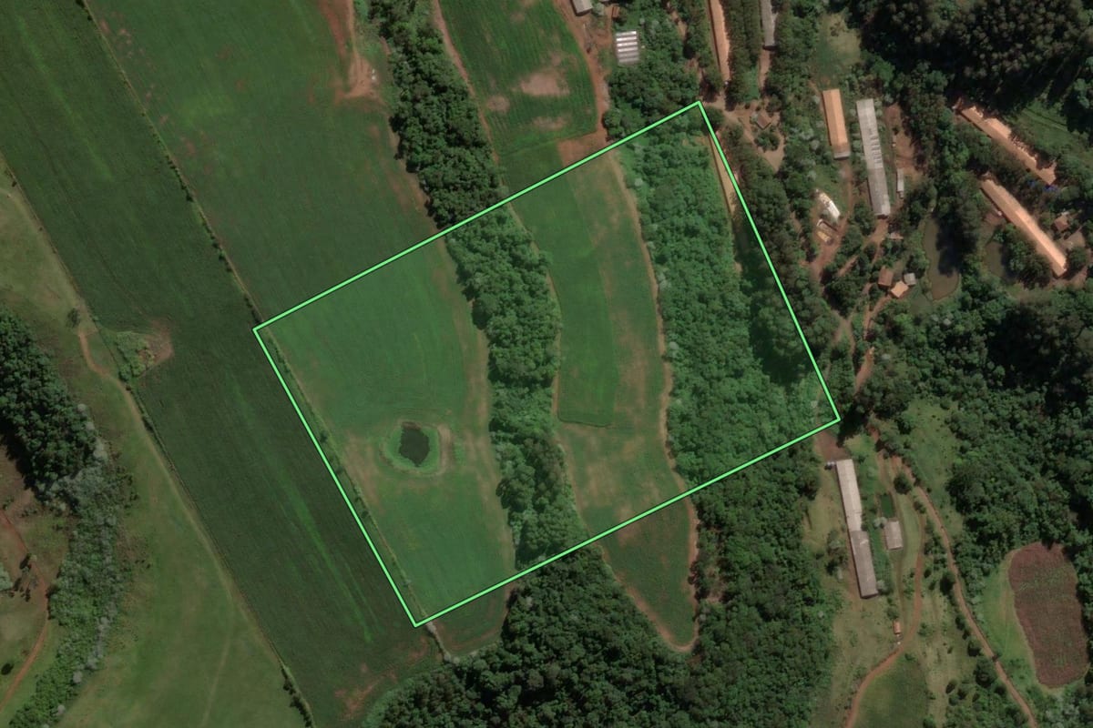 Imagem de satélite do imóvel rural em Ipira (SC), com o contorno declarado no CAR desenhado por cima.