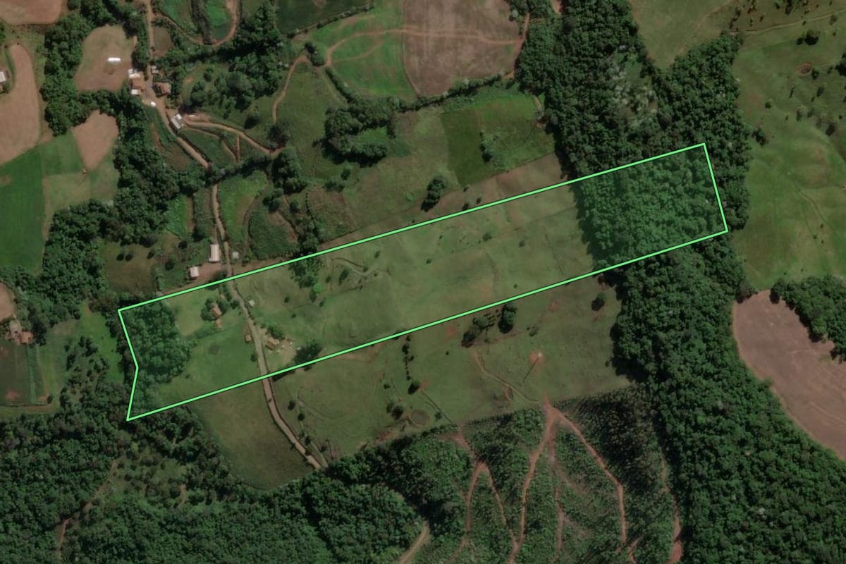 Imagem de satélite do imóvel rural em Ipira (SC), com o contorno declarado no CAR desenhado por cima.