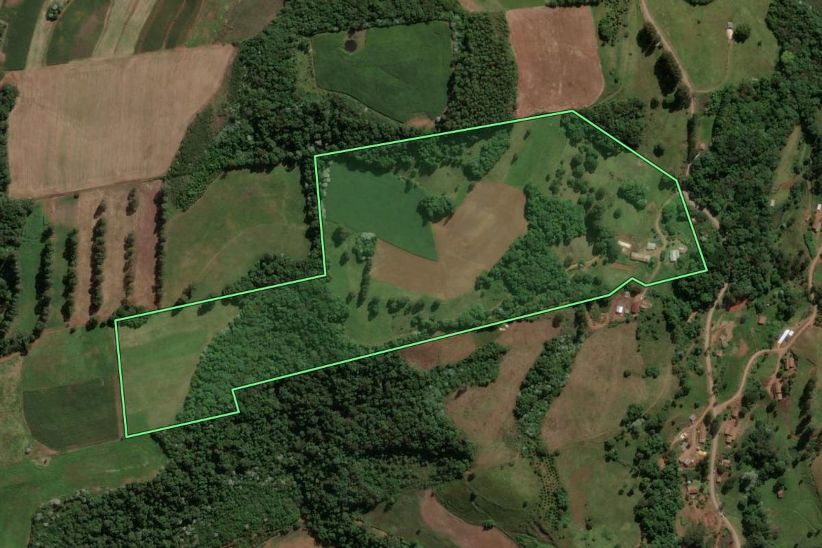 Imagem de satélite do imóvel rural em Ipira (SC), com o contorno declarado no CAR desenhado por cima.