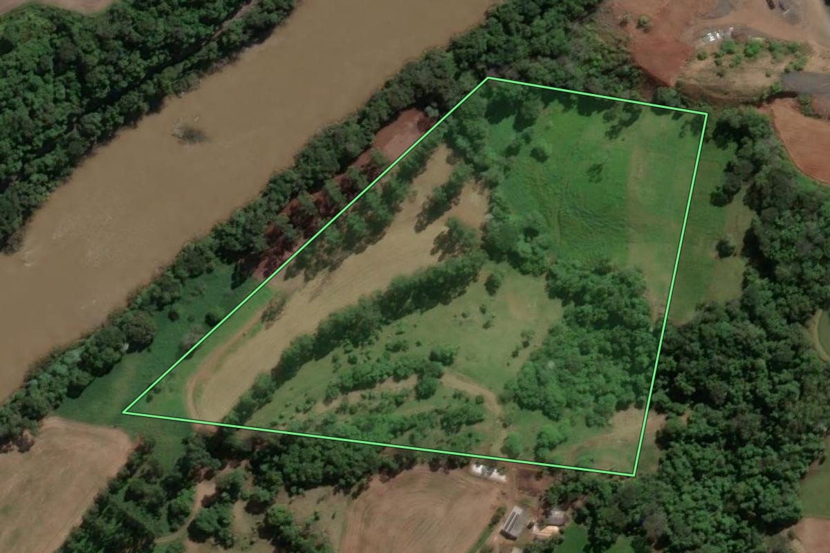 Imagem de satélite do imóvel rural em Ipira (SC), com o contorno declarado no CAR desenhado por cima.