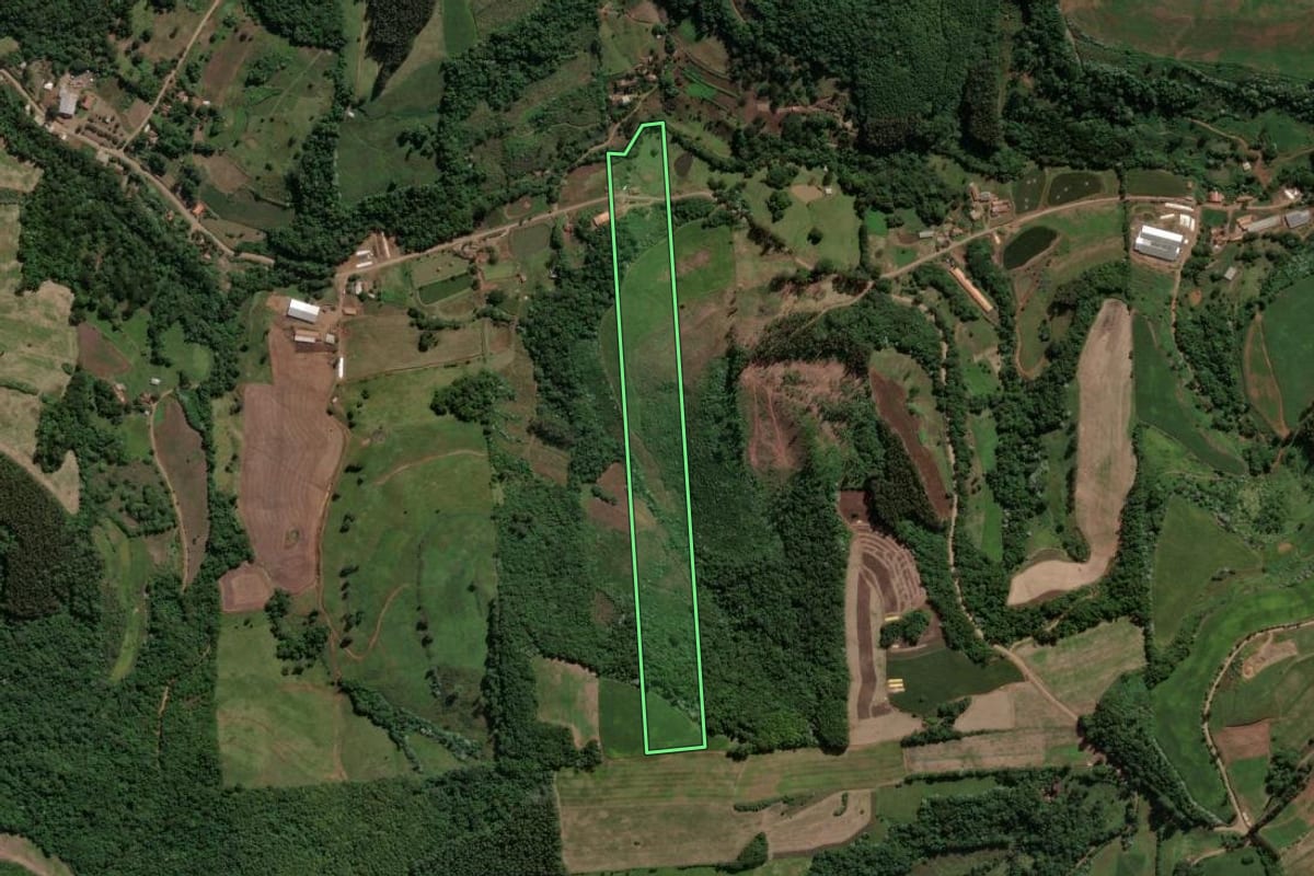 Imagem de satélite do imóvel rural em Ipira (SC), com o contorno declarado no CAR desenhado por cima.