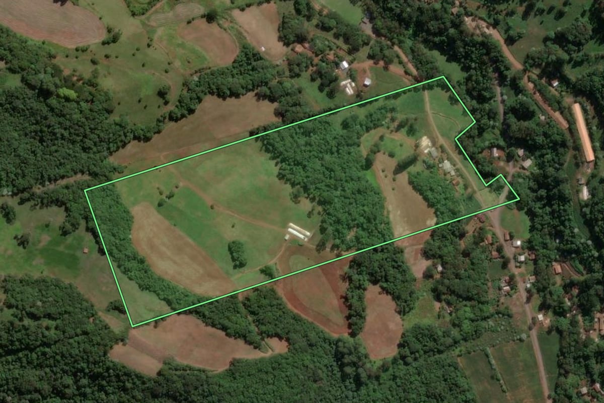 Imagem de satélite do imóvel rural em Ipira (SC), com o contorno declarado no CAR desenhado por cima.