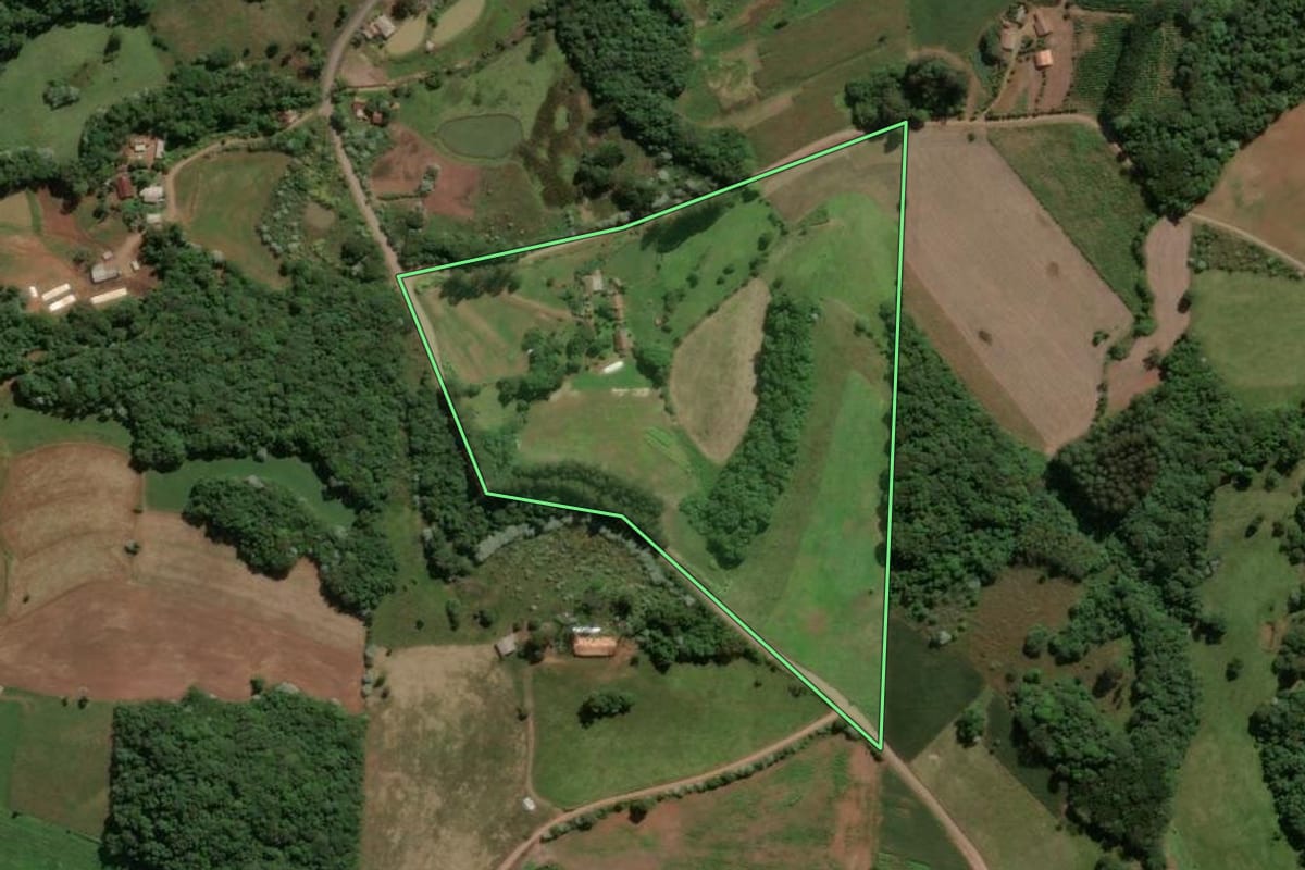 Imagem de satélite do imóvel rural em Ipira (SC), com o contorno declarado no CAR desenhado por cima.