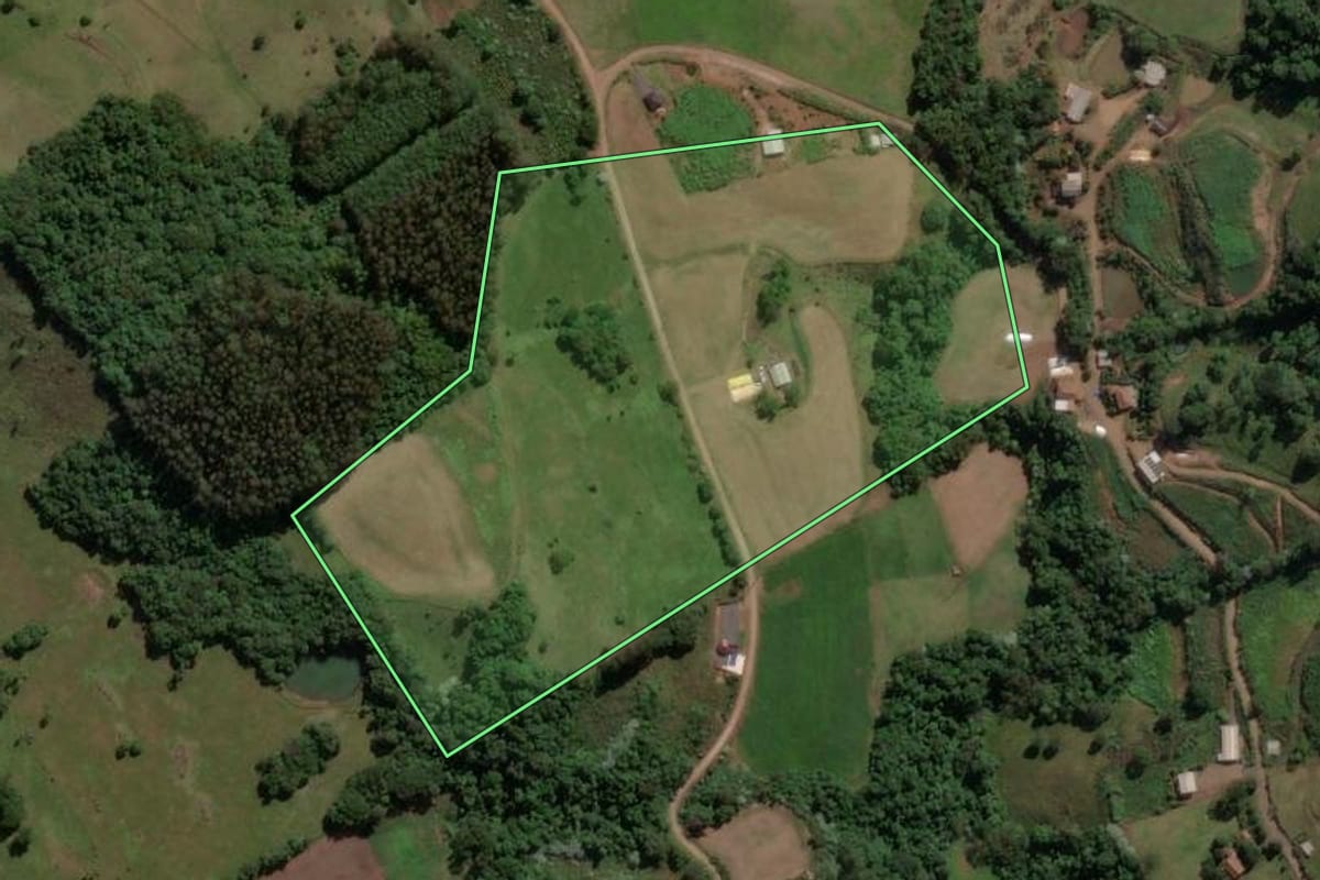 Imagem de satélite do imóvel rural em Ipira (SC), com o contorno declarado no CAR desenhado por cima.