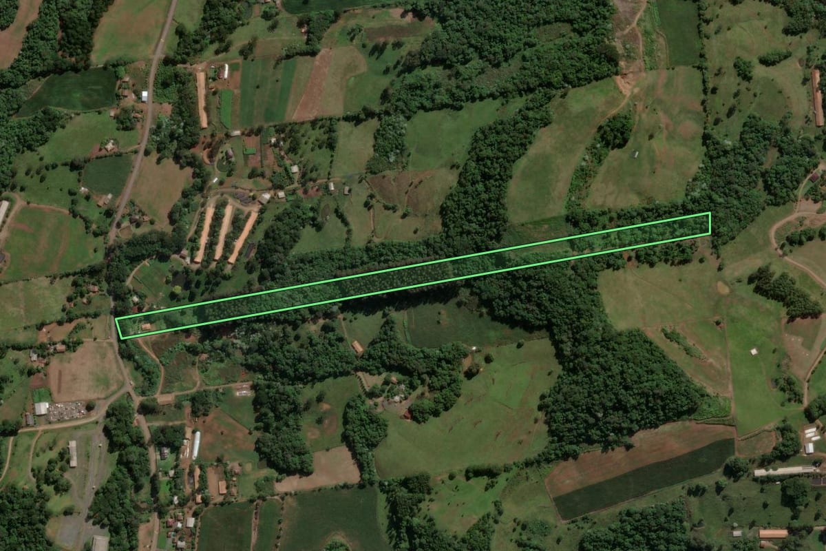Imagem de satélite do imóvel rural em Ipira (SC), com o contorno declarado no CAR desenhado por cima.