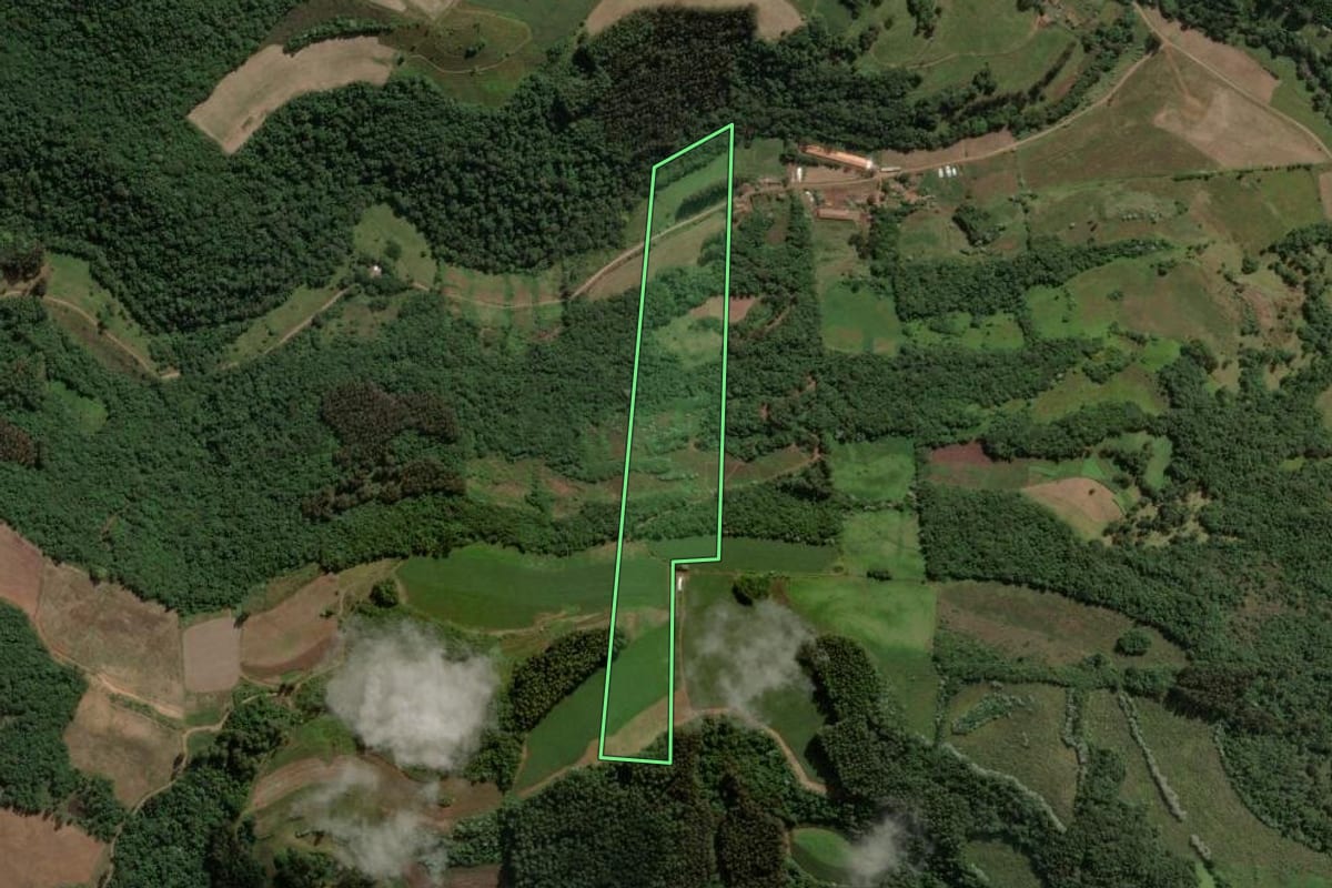 Imagem de satélite do imóvel rural em Ipira (SC), com o contorno declarado no CAR desenhado por cima.