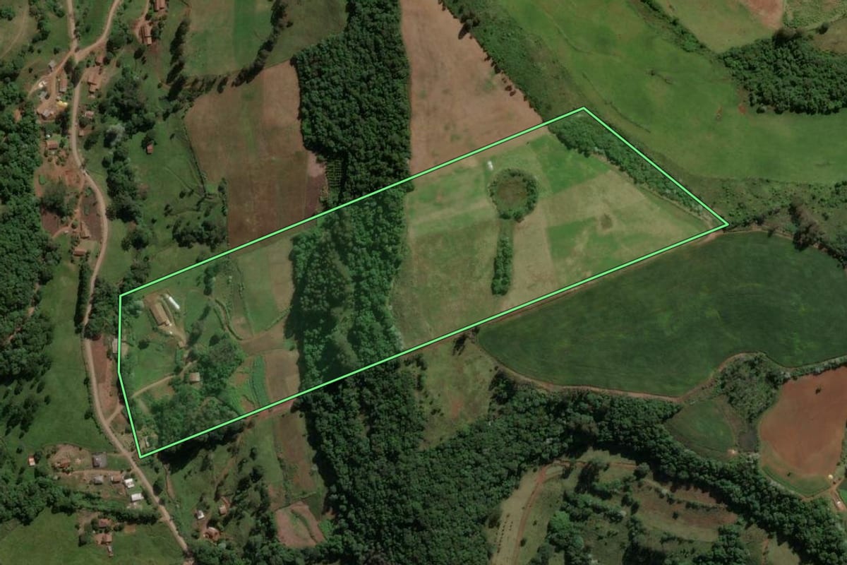 Imagem de satélite do imóvel rural em Ipira (SC), com o contorno declarado no CAR desenhado por cima.