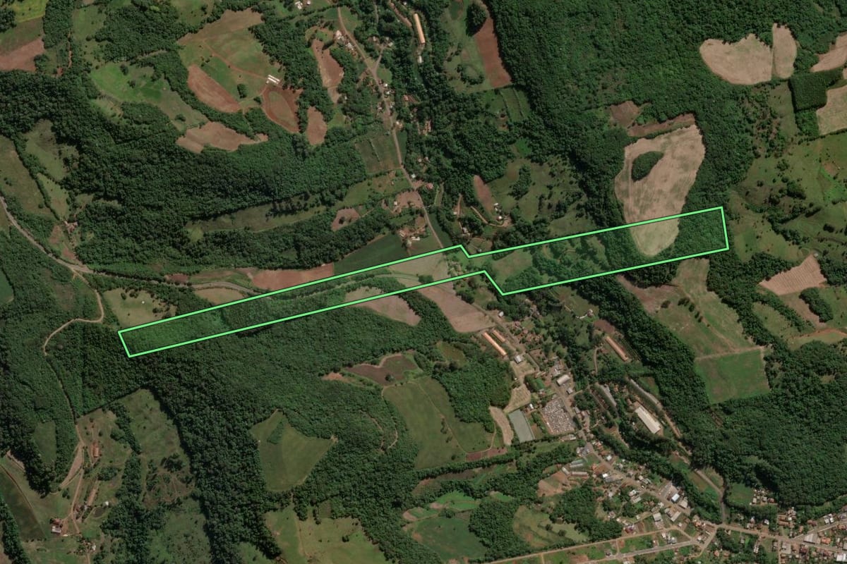 Imagem de satélite do imóvel rural em Ipira (SC), com o contorno declarado no CAR desenhado por cima.