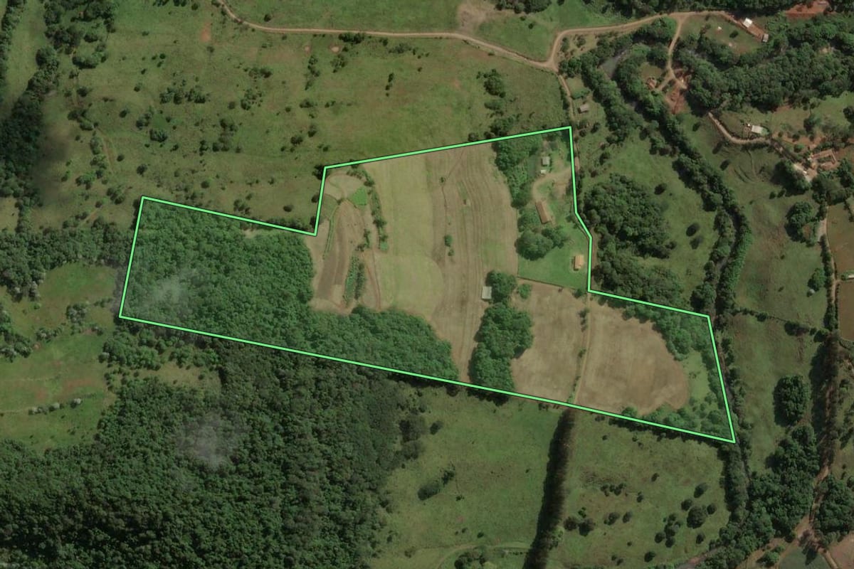 Imagem de satélite do imóvel rural em Ipira (SC), com o contorno declarado no CAR desenhado por cima.
