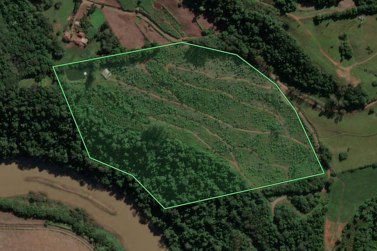 Imagem de satélite do imóvel rural em Ipira (SC), com o contorno declarado no CAR desenhado por cima.