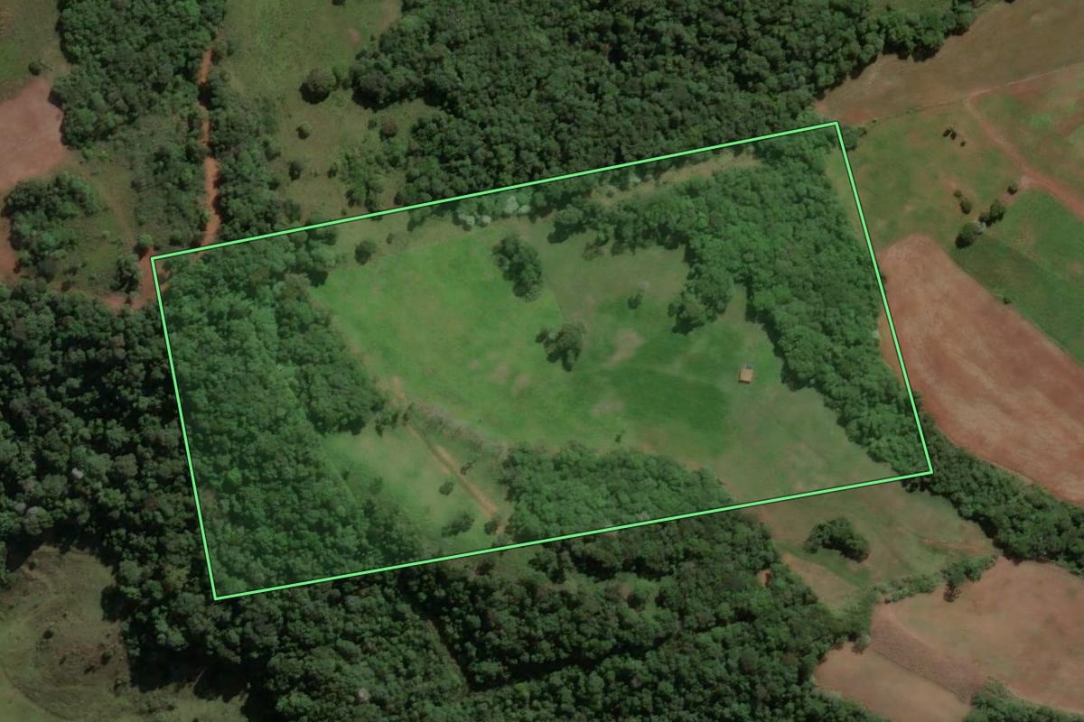 Imagem de satélite do imóvel rural em Ipira (SC), com o contorno declarado no CAR desenhado por cima.