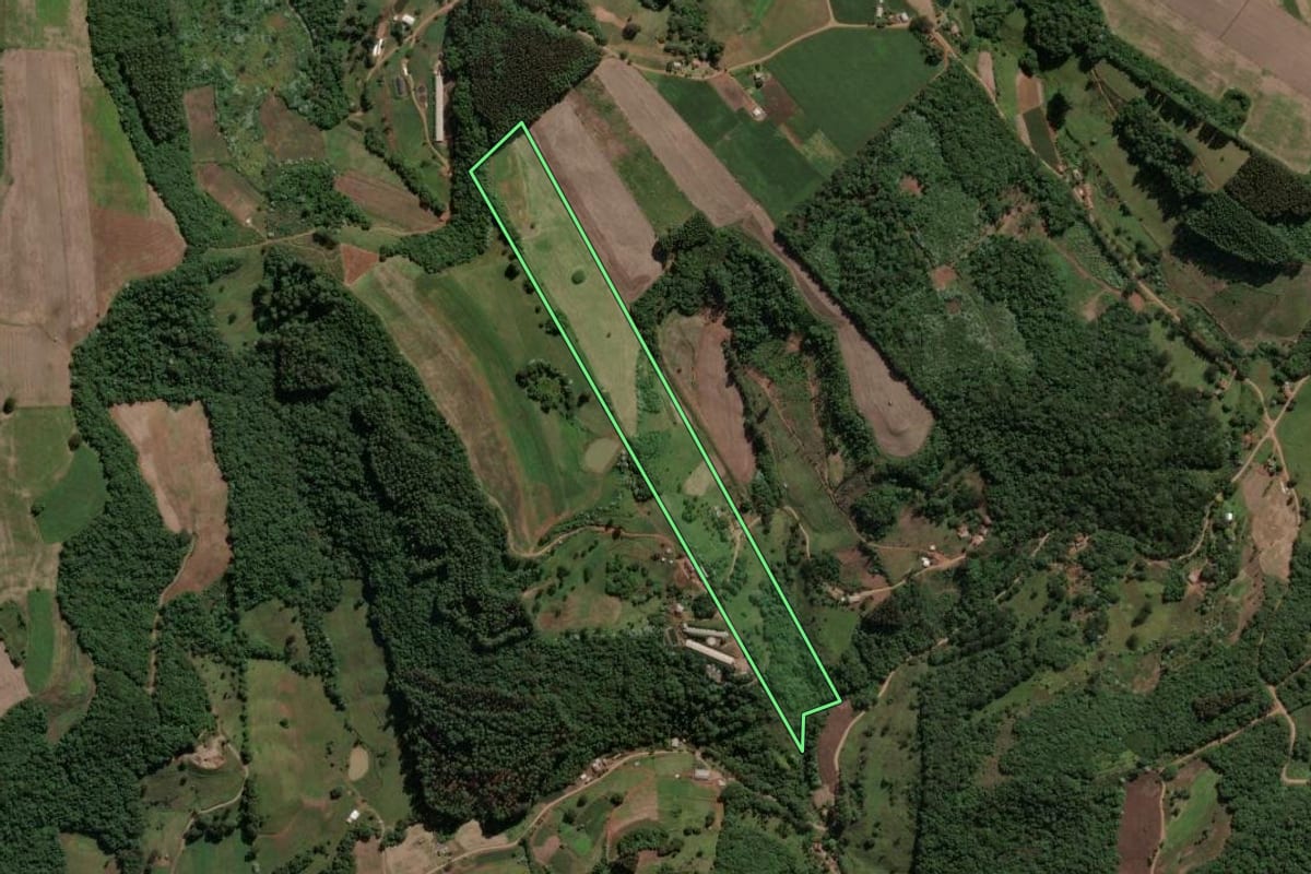 Imagem de satélite do imóvel rural em Ipira (SC), com o contorno declarado no CAR desenhado por cima.