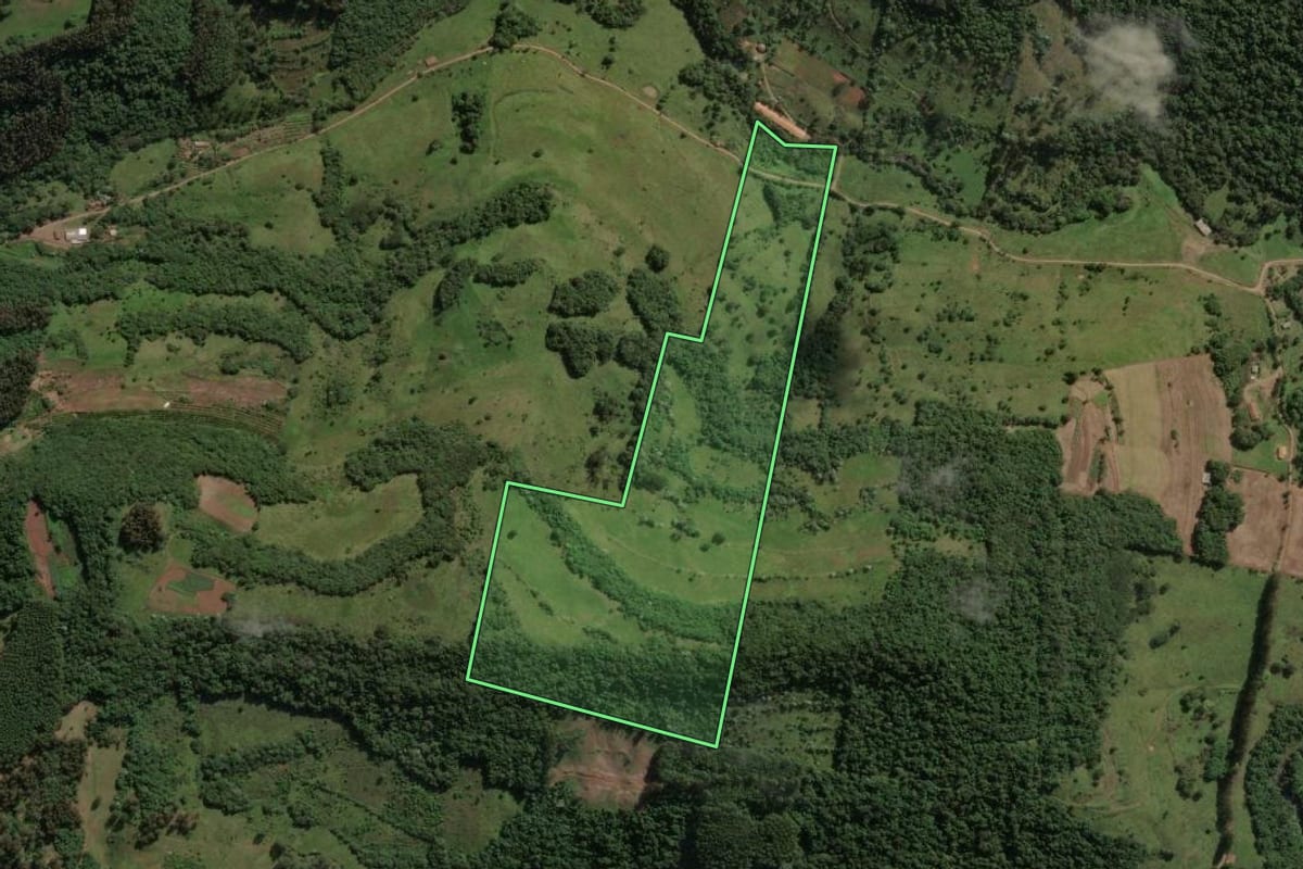 Imagem de satélite do imóvel rural em Ipira (SC), com o contorno declarado no CAR desenhado por cima.