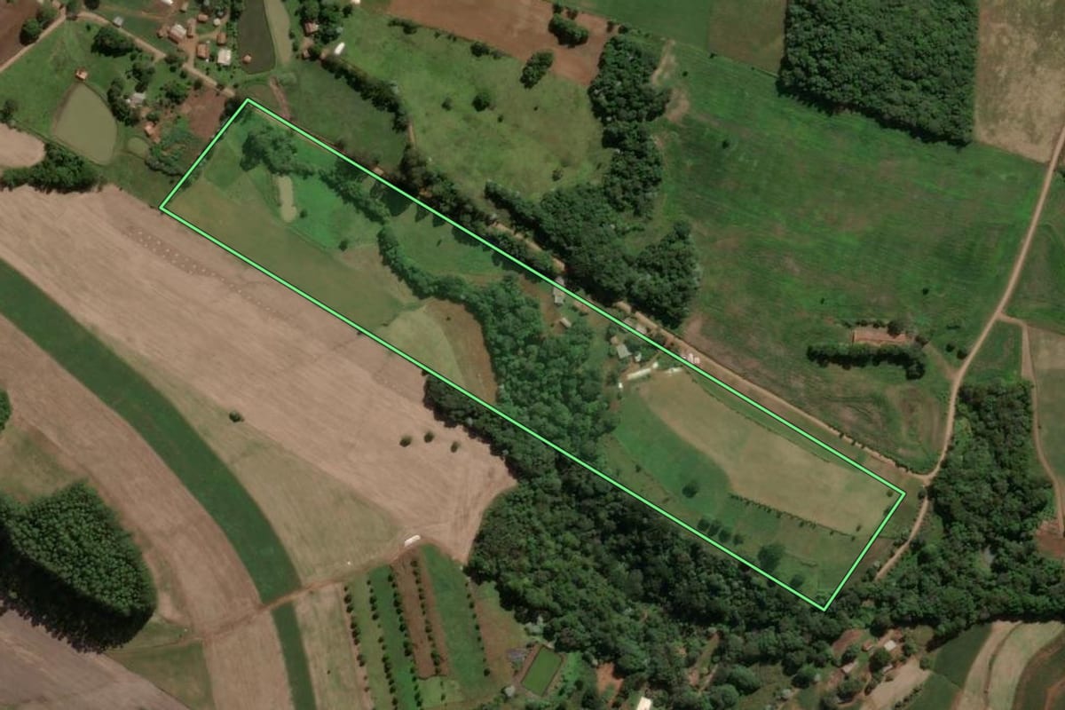 Imagem de satélite do imóvel rural em Ipira (SC), com o contorno declarado no CAR desenhado por cima.