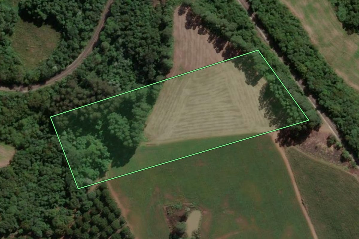Imagem de satélite do imóvel rural em Ipira (SC), com o contorno declarado no CAR desenhado por cima.
