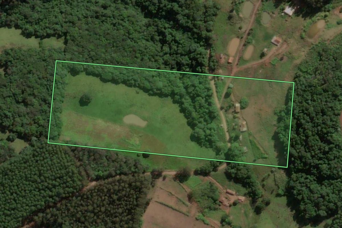 Imagem de satélite do imóvel rural em Ipira (SC), com o contorno declarado no CAR desenhado por cima.