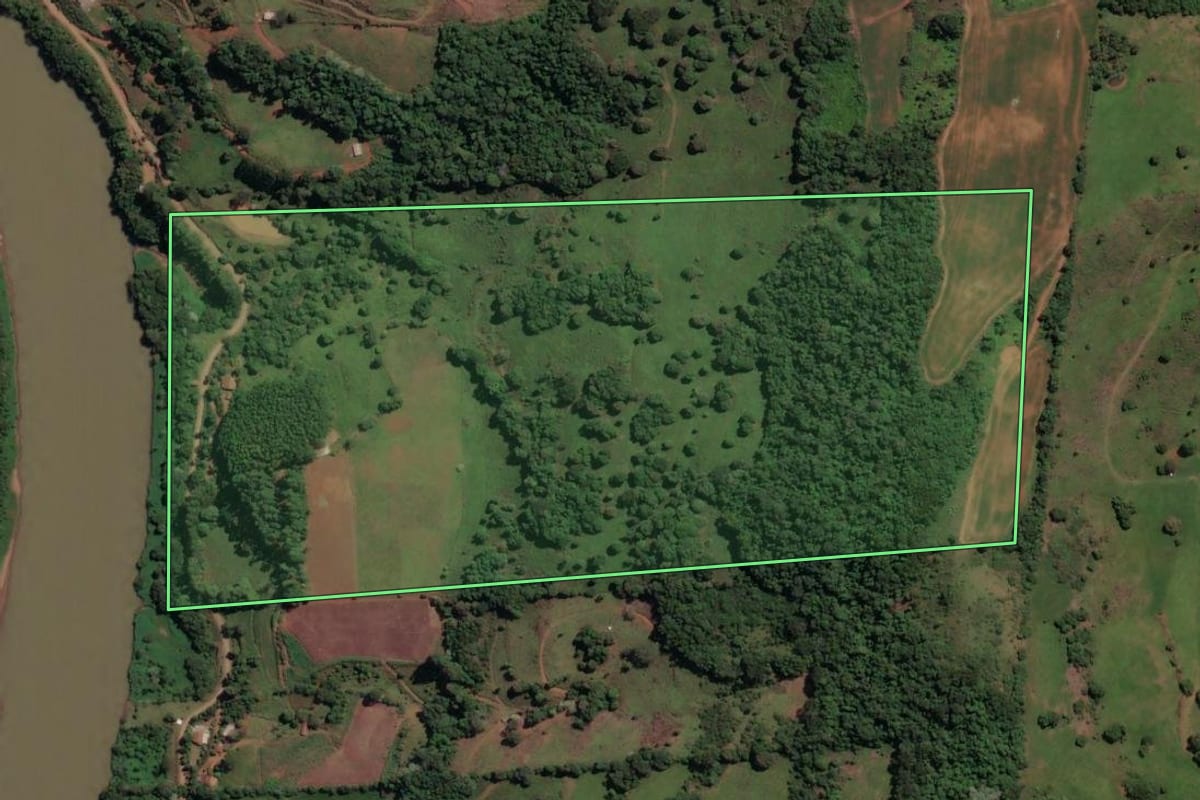 Imagem de satélite do imóvel rural em Ipira (SC), com o contorno declarado no CAR desenhado por cima.