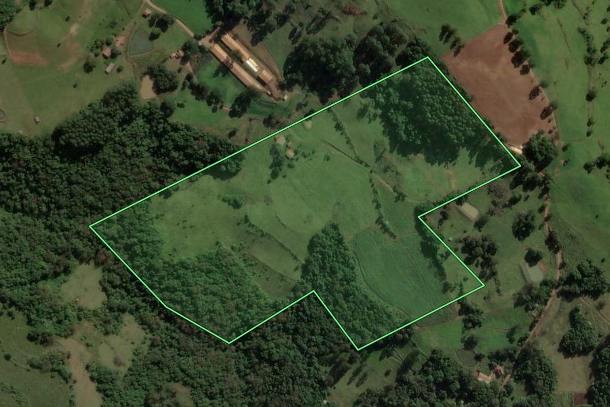 Imagem de satélite do imóvel rural em Ipira (SC), com o contorno declarado no CAR desenhado por cima.