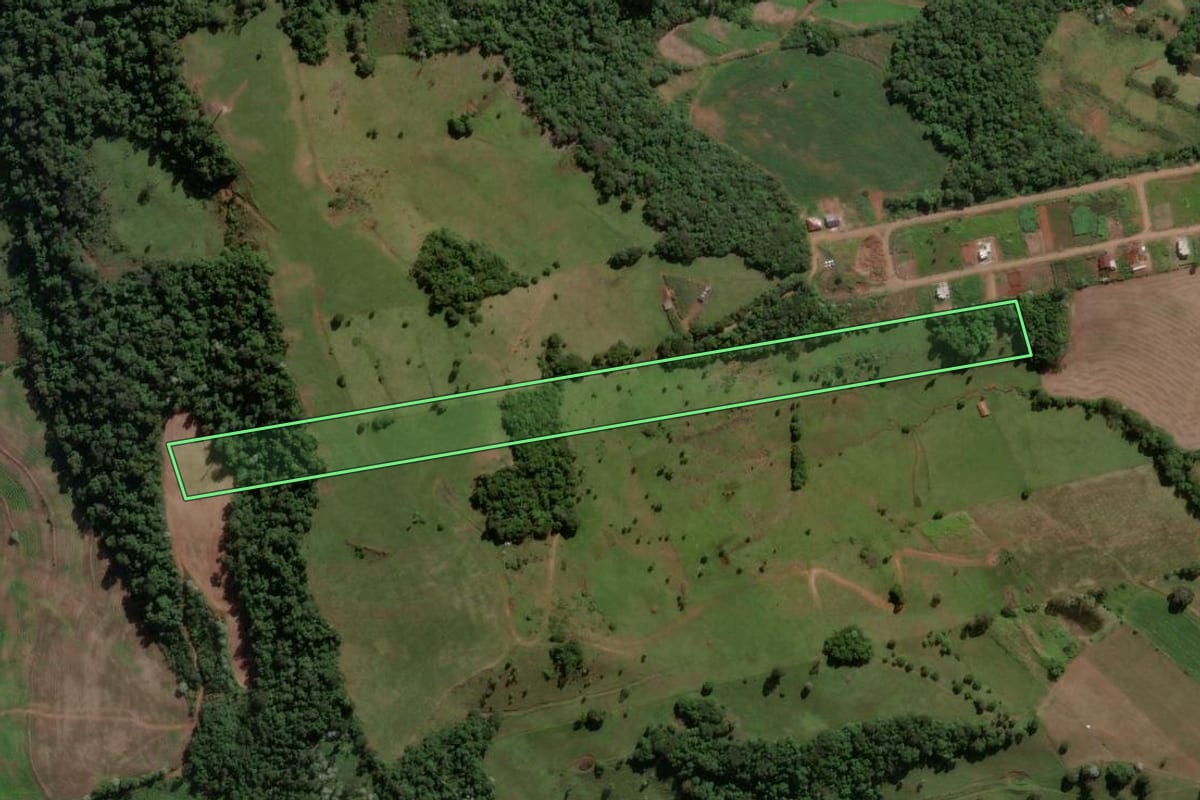 Imagem de satélite do imóvel rural em Ipira (SC), com o contorno declarado no CAR desenhado por cima.