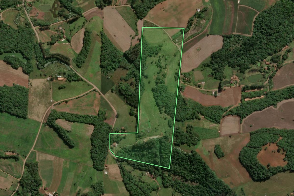 Imagem de satélite do imóvel rural em Ipira (SC), com o contorno declarado no CAR desenhado por cima.