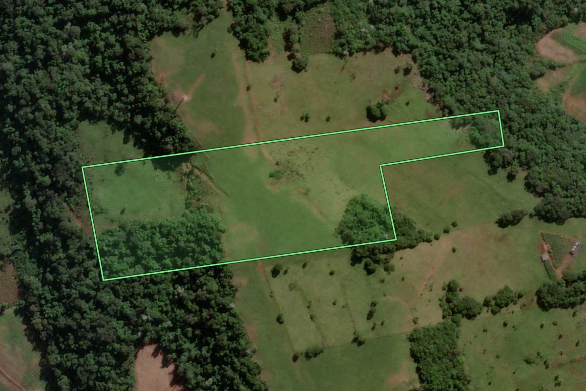 Imagem de satélite do imóvel rural em Ipira (SC), com o contorno declarado no CAR desenhado por cima.