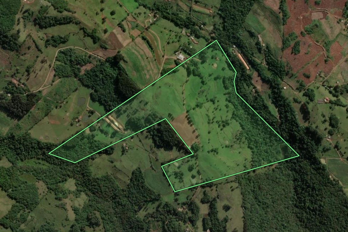 Imagem de satélite do imóvel rural em Ipira (SC), com o contorno declarado no CAR desenhado por cima.