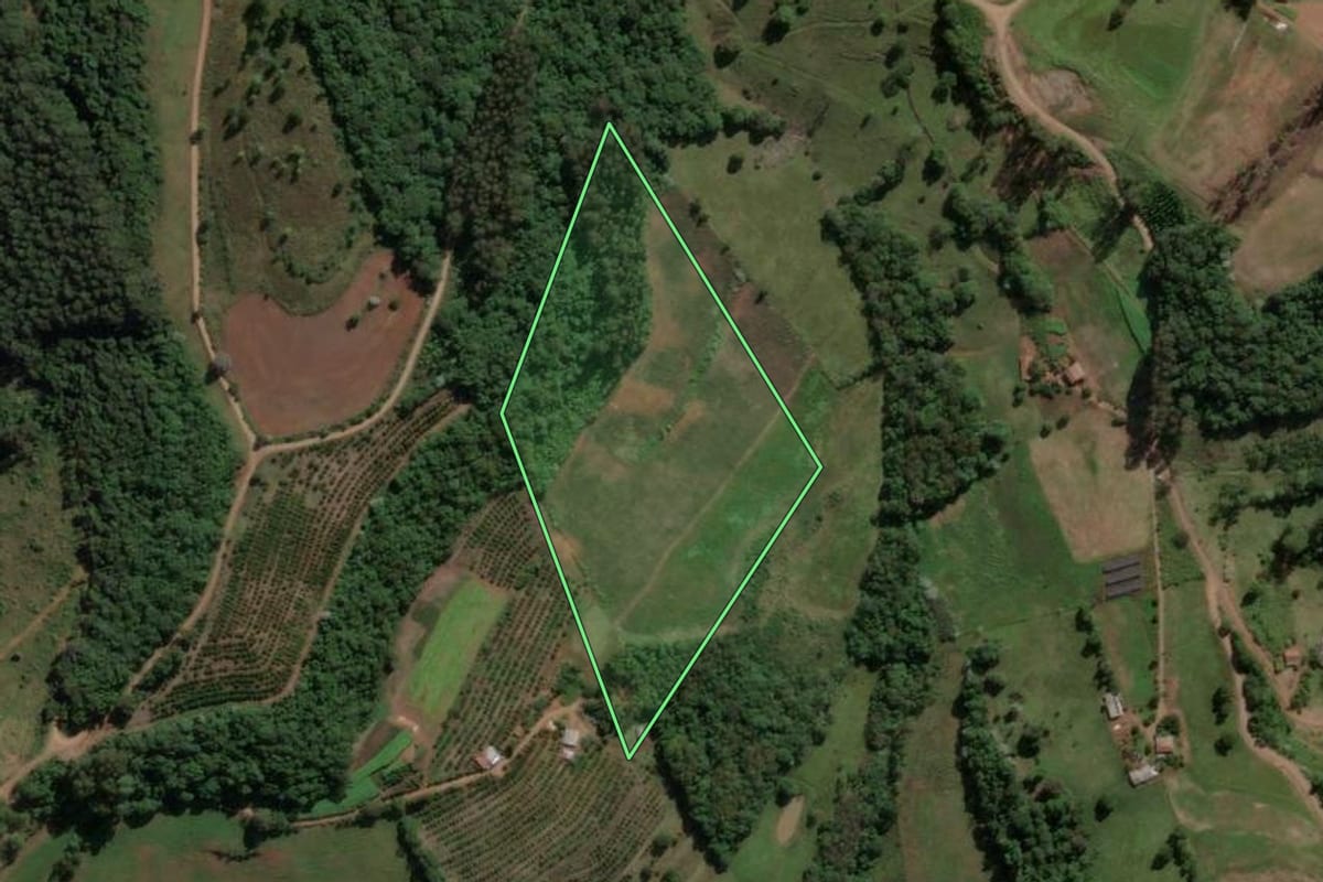 Imagem de satélite do imóvel rural em Ipira (SC), com o contorno declarado no CAR desenhado por cima.