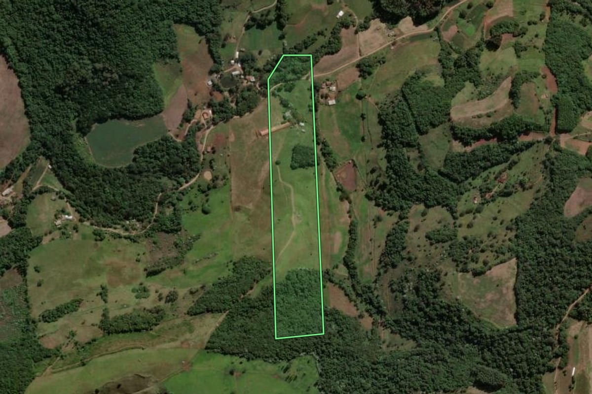 Imagem de satélite do imóvel rural em Ipira (SC), com o contorno declarado no CAR desenhado por cima.