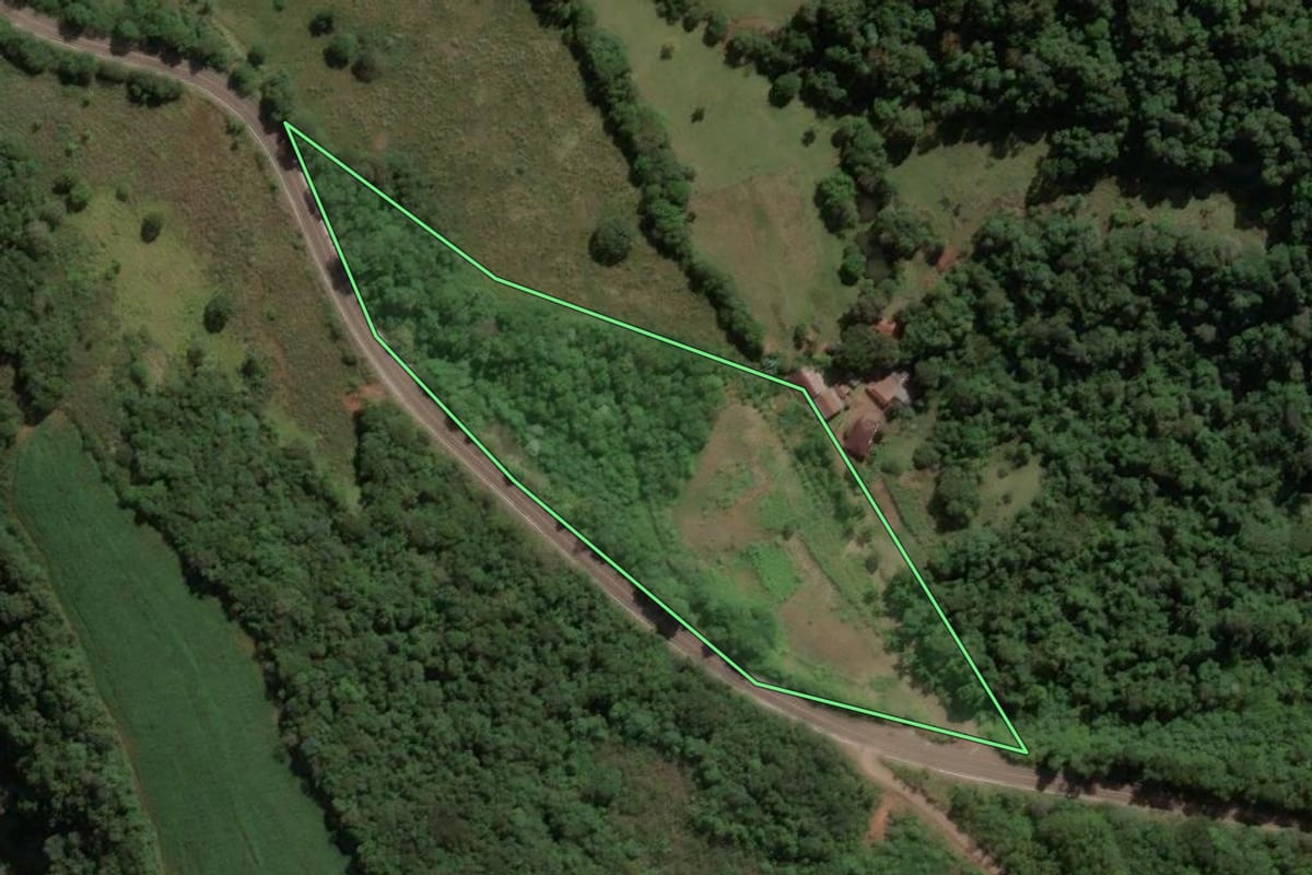 Imagem de satélite do imóvel rural em Ipira (SC), com o contorno declarado no CAR desenhado por cima.
