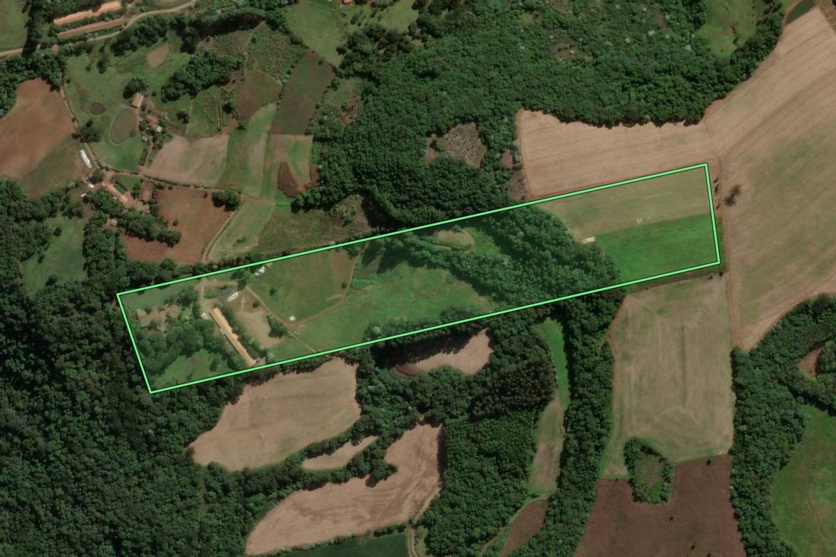 Imagem de satélite do imóvel rural em Ipira (SC), com o contorno declarado no CAR desenhado por cima.