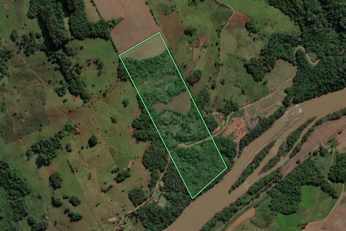 Imagem de satélite do imóvel rural em Ipira (SC), com o contorno declarado no CAR desenhado por cima.