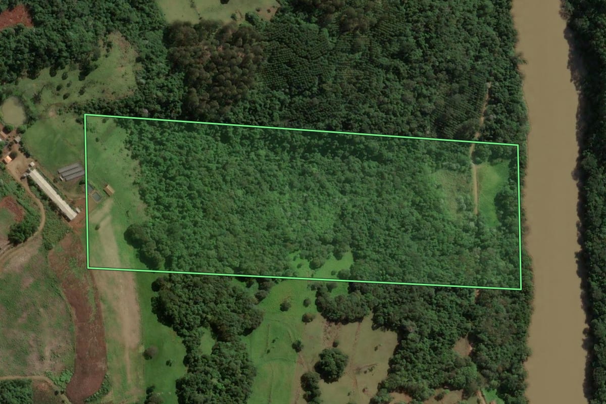 Imagem de satélite do imóvel rural em Ipira (SC), com o contorno declarado no CAR desenhado por cima.