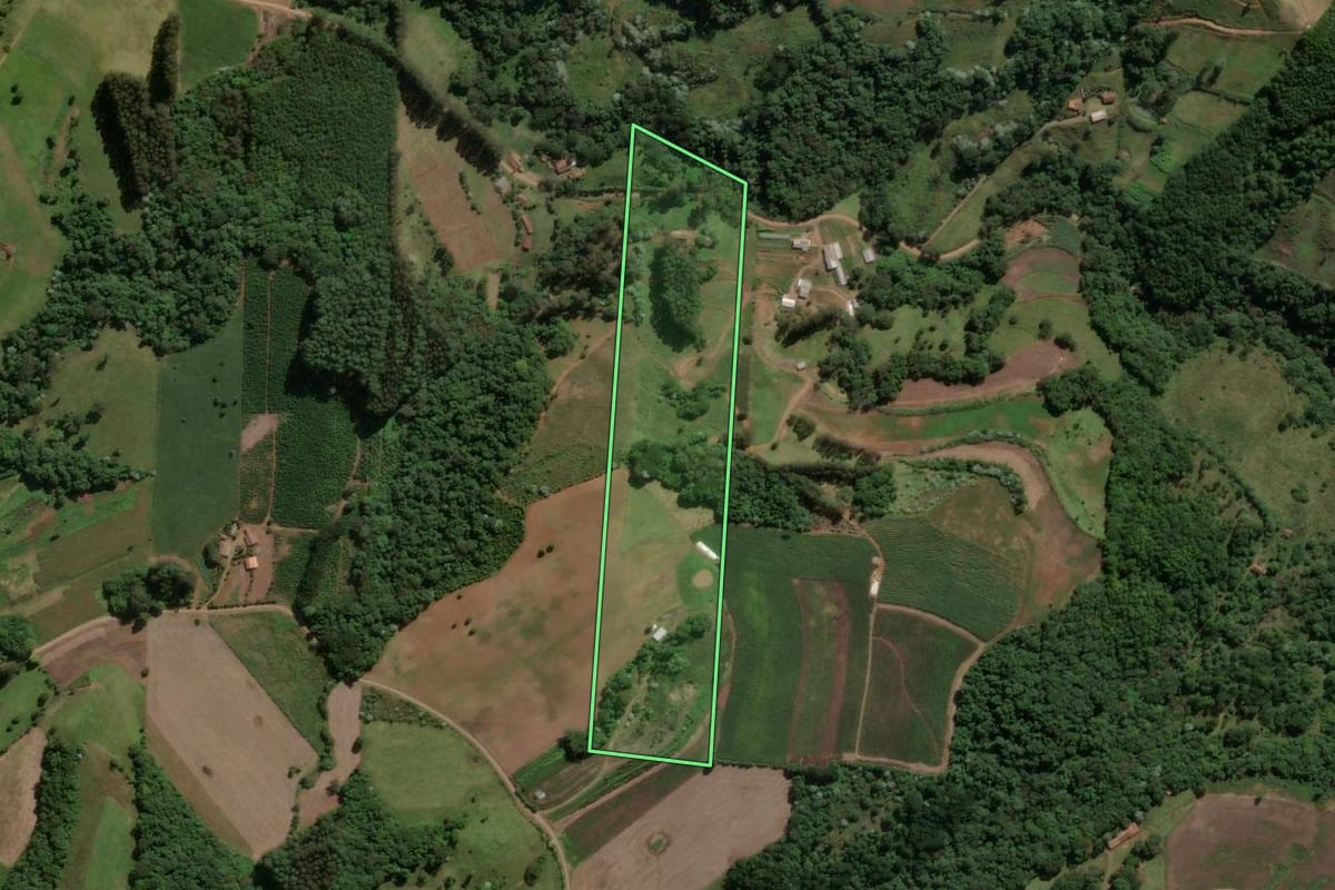 Imagem de satélite do imóvel rural em Ipira (SC), com o contorno declarado no CAR desenhado por cima.