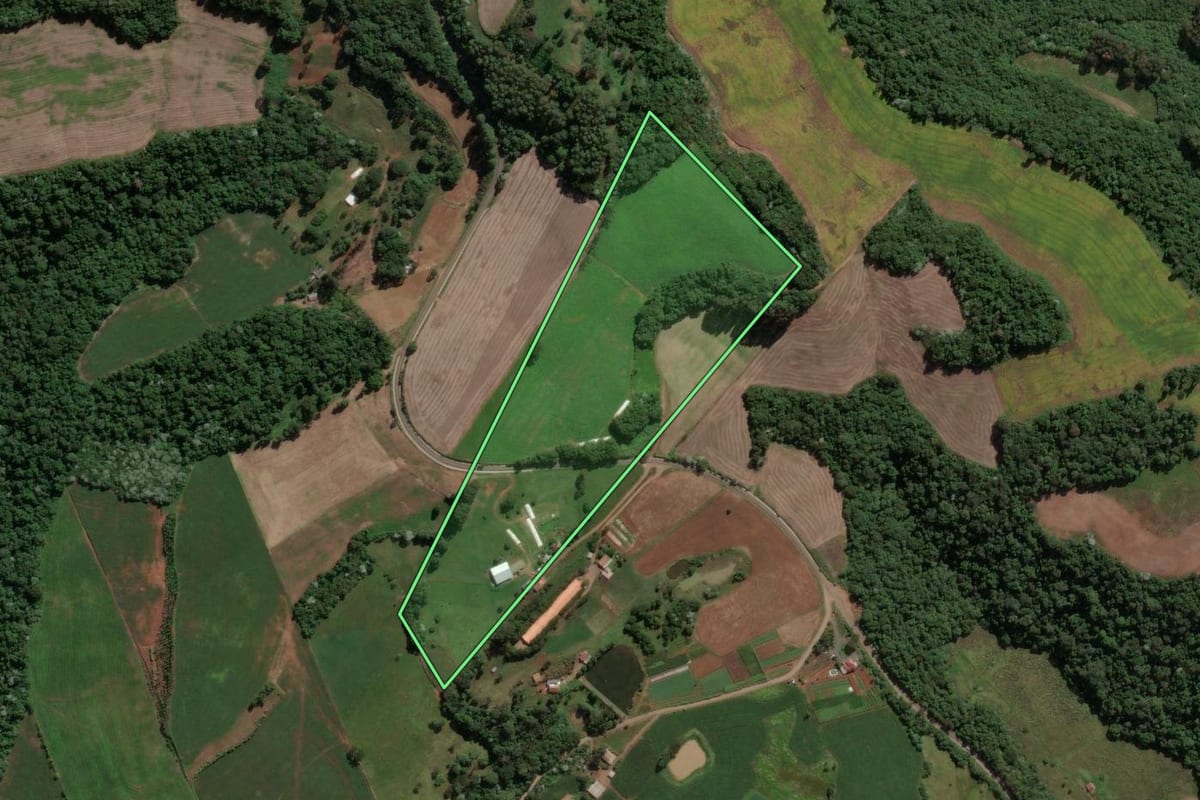Imagem de satélite do imóvel rural em Ipira (SC), com o contorno declarado no CAR desenhado por cima.