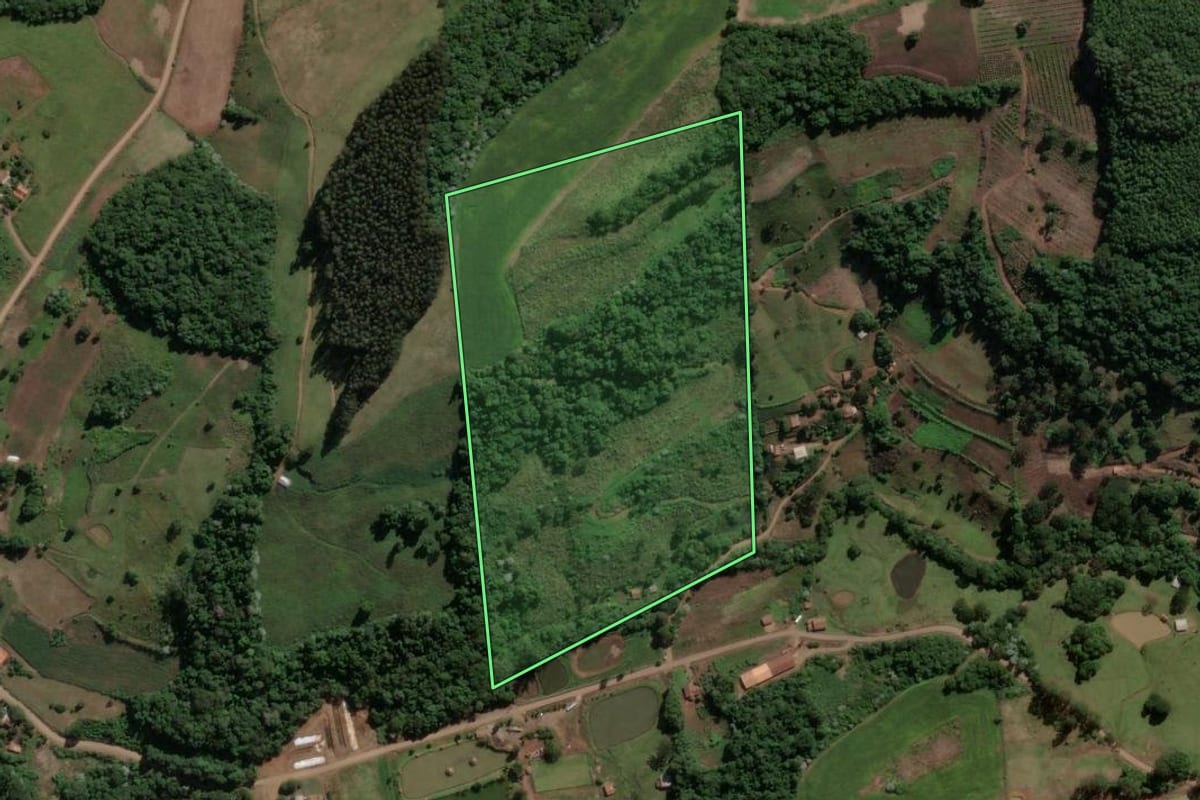 Imagem de satélite do imóvel rural em Ipira (SC), com o contorno declarado no CAR desenhado por cima.