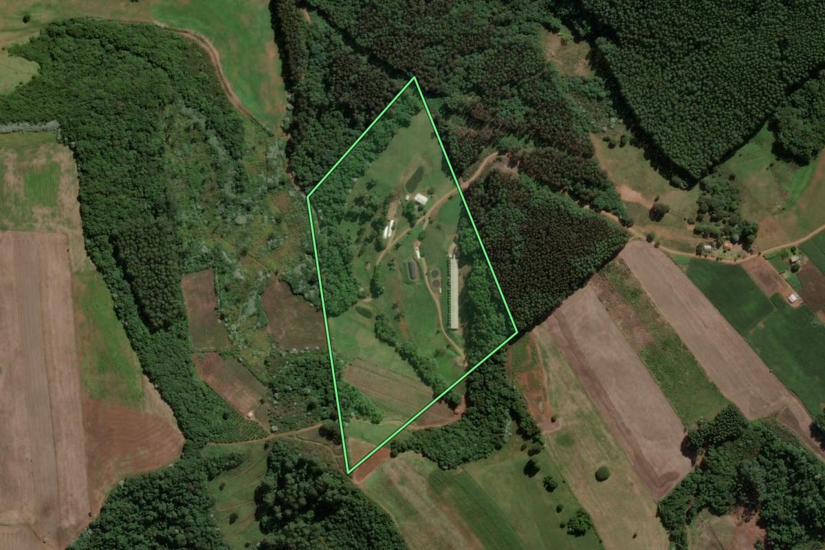 Imagem de satélite do imóvel rural em Ipira (SC), com o contorno declarado no CAR desenhado por cima.