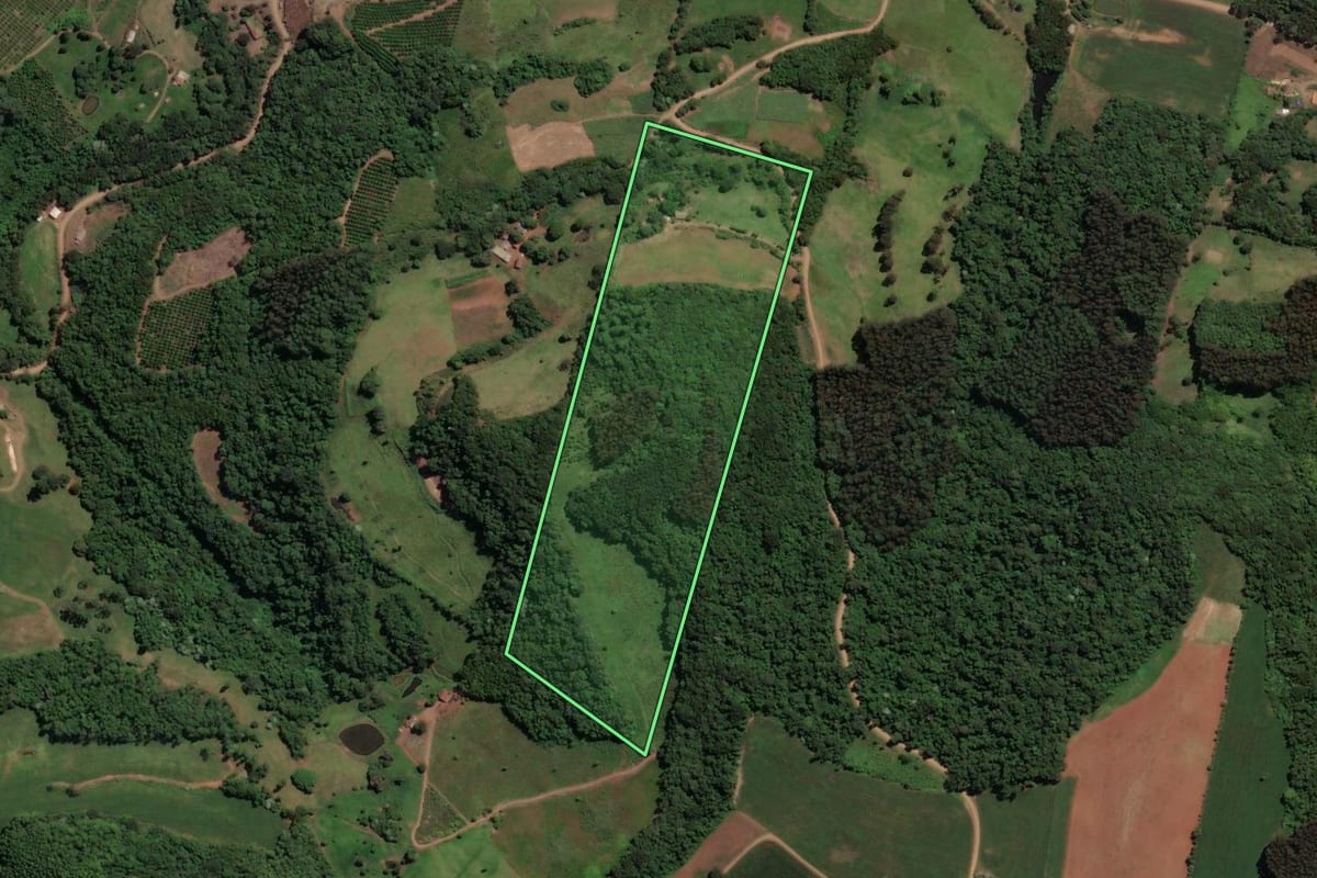 Imagem de satélite do imóvel rural em Ipira (SC), com o contorno declarado no CAR desenhado por cima.