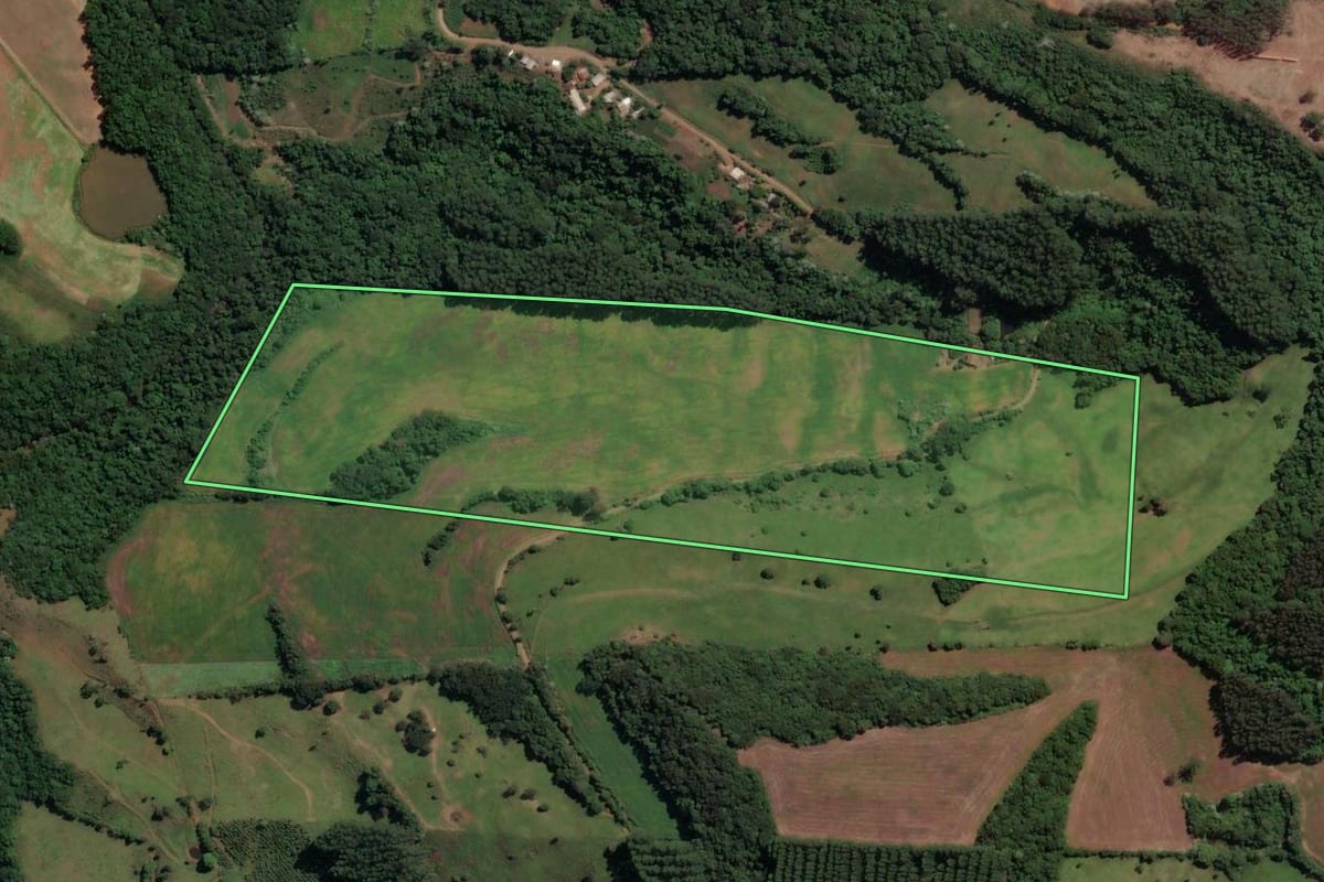 Imagem de satélite do imóvel rural em Ipira (SC), com o contorno declarado no CAR desenhado por cima.