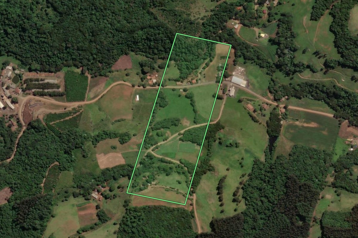 Imagem de satélite do imóvel rural em Ipira (SC), com o contorno declarado no CAR desenhado por cima.