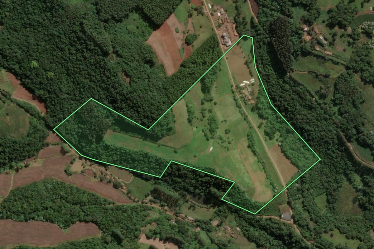 Imagem de satélite do imóvel rural em Ipira (SC), com o contorno declarado no CAR desenhado por cima.
