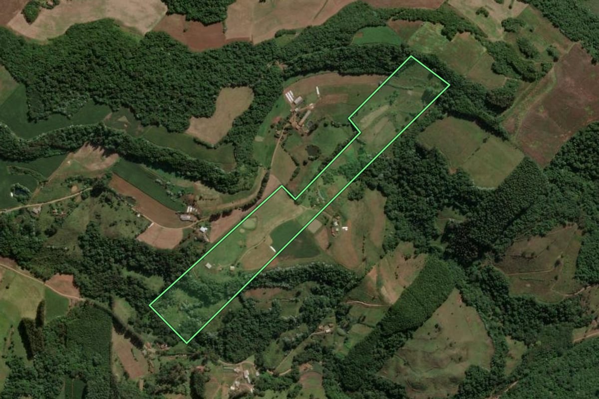 Imagem de satélite do imóvel rural em Ipira (SC), com o contorno declarado no CAR desenhado por cima.