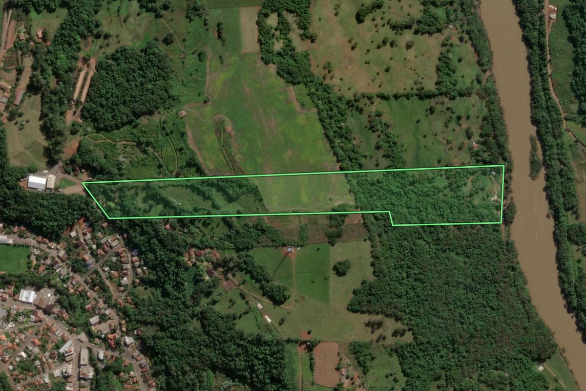 Imagem de satélite do imóvel rural em Ipira (SC), com o contorno declarado no CAR desenhado por cima.